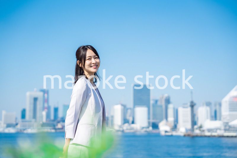 外を歩くビジネスウーマン