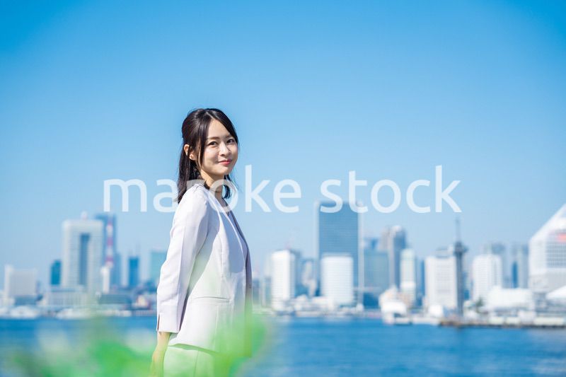 外を歩くビジネスウーマン