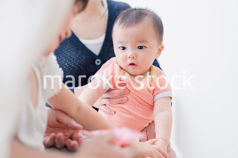 赤ちゃんの成長を見守るお母さん