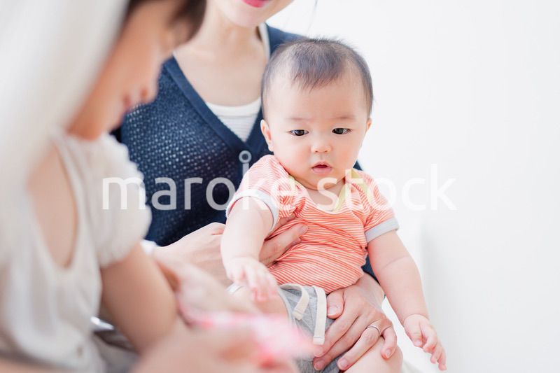 赤ちゃんの成長を見守るお母さん