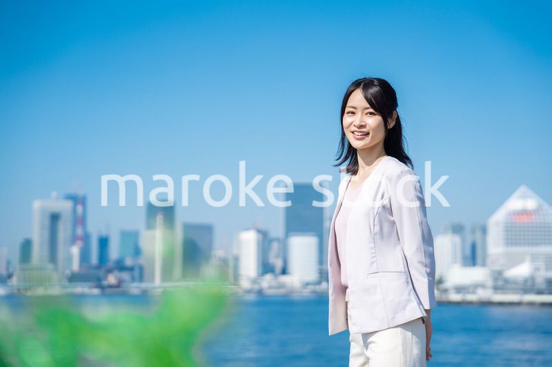 外を歩くビジネスウーマン