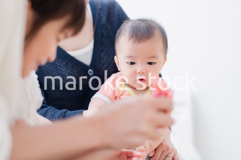 赤ちゃんの成長を見守るお母さん