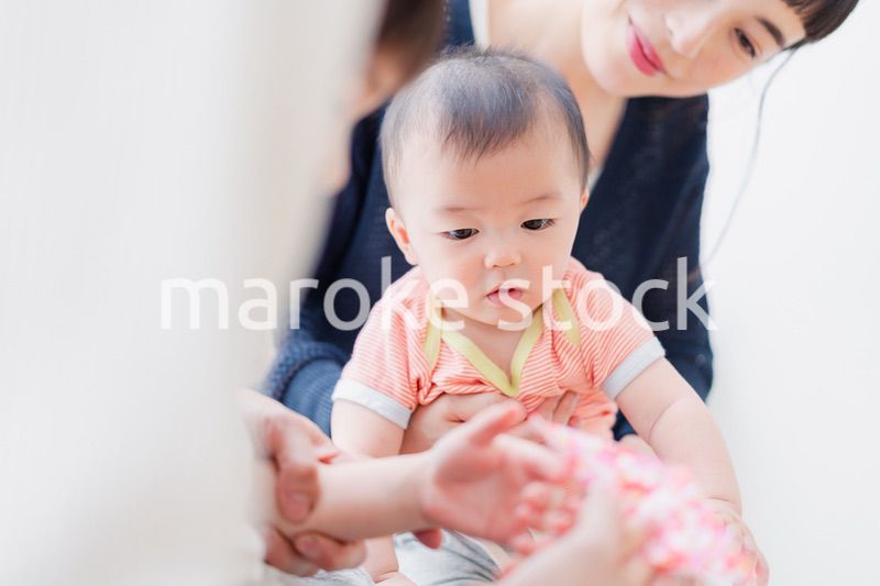 赤ちゃんの成長を見守るお母さん