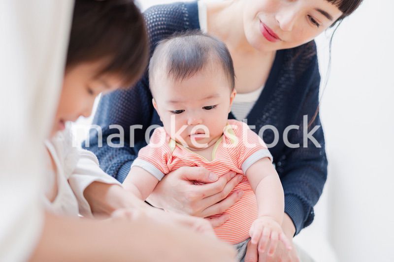 赤ちゃんの成長を見守るお母さん