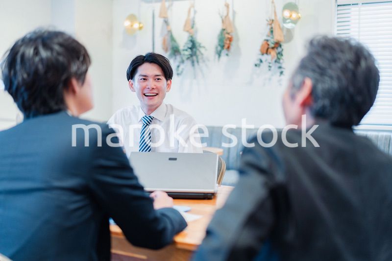 オフィスで会話をするビジネスマン