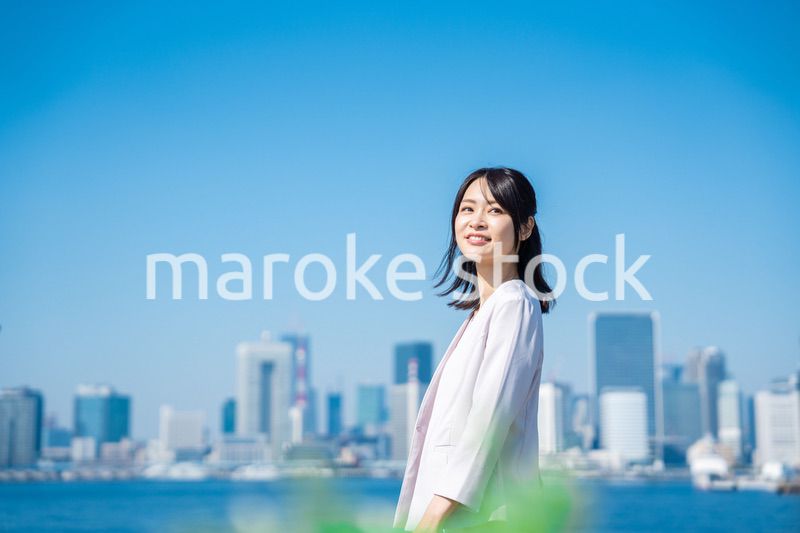 外を歩くビジネスウーマン