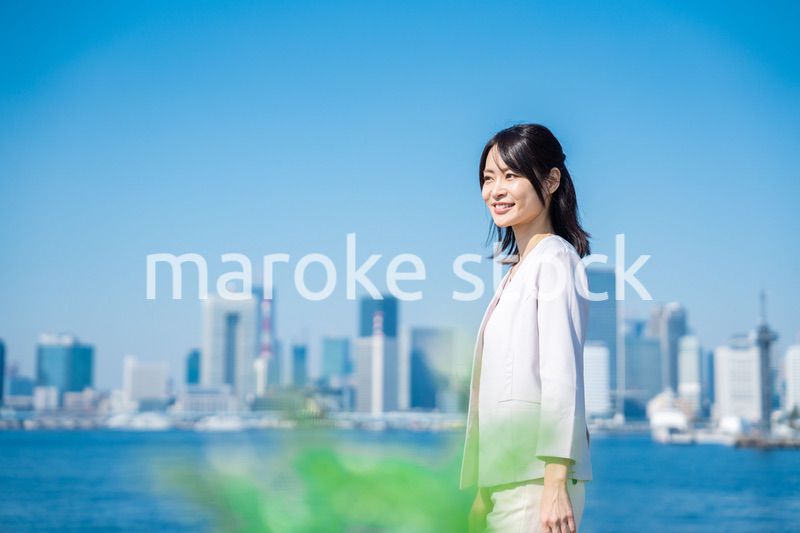 外を歩くビジネスウーマン