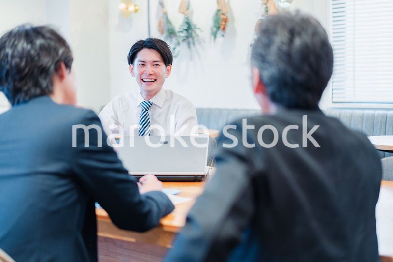 オフィスで会話をするビジネスマン