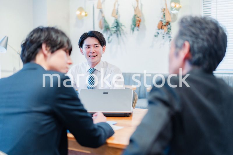 オフィスで会話をするビジネスマン