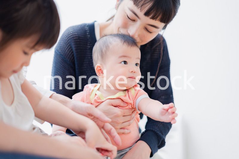 赤ちゃんの成長を見守るお母さん