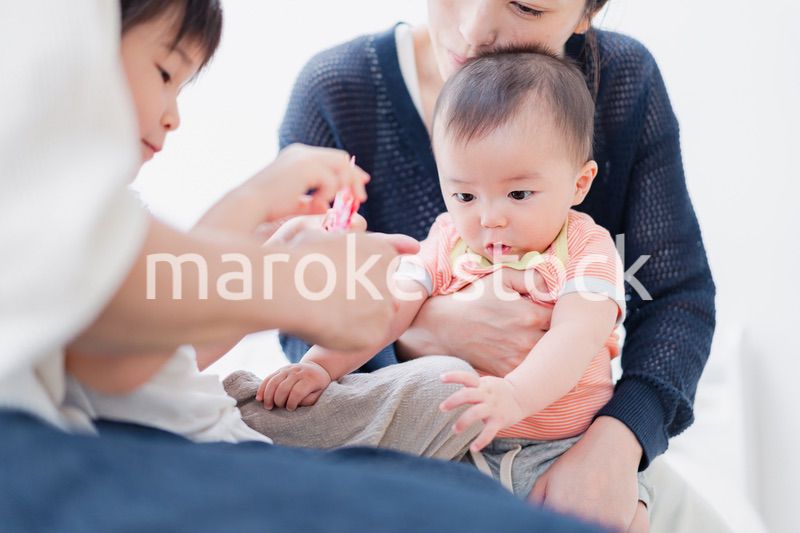 赤ちゃんの成長を見守るお母さん