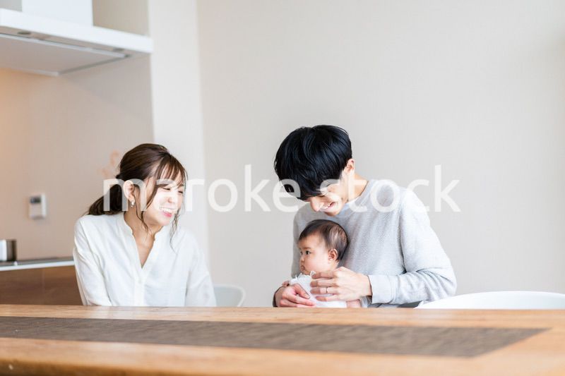 赤ちゃんのいる幸せな家族
