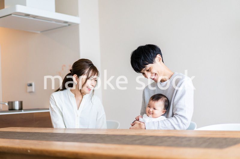 赤ちゃんのいる幸せな家族