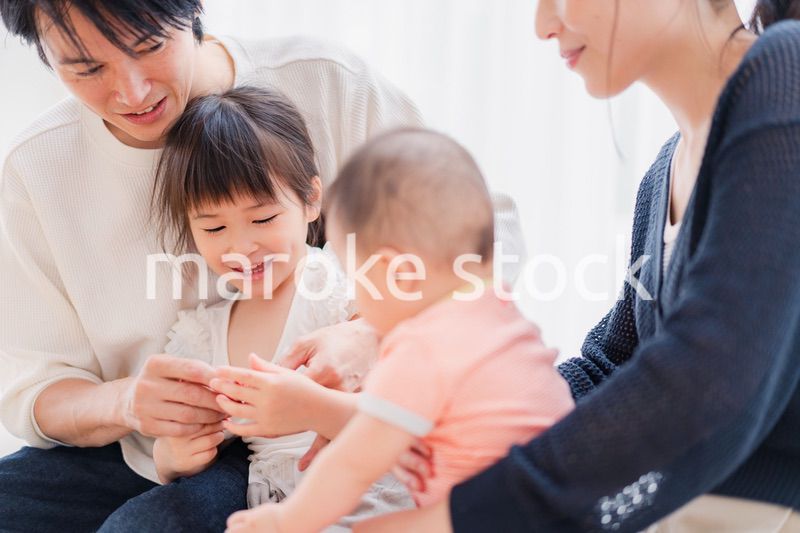 子どもたちと遊ぶ家族