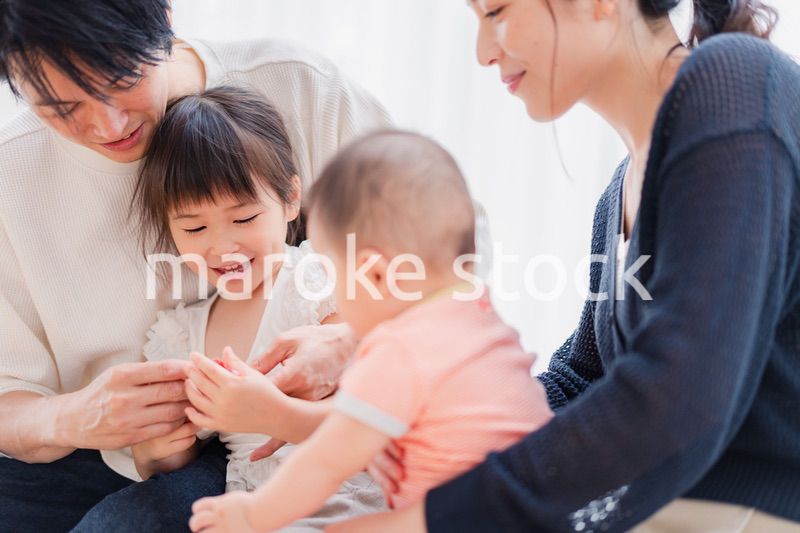 子どもたちと遊ぶ家族