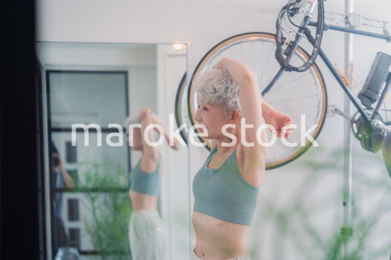 ジムで鍛えるシニアの女性