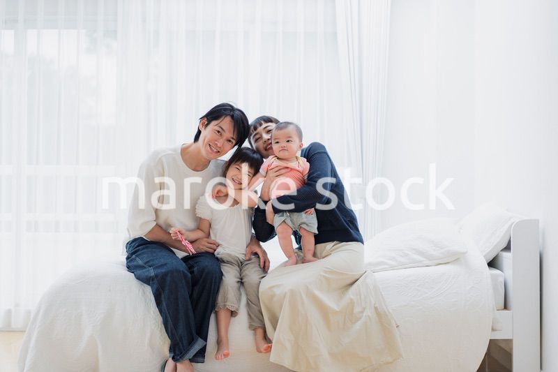 子どもたちと遊ぶファミリー