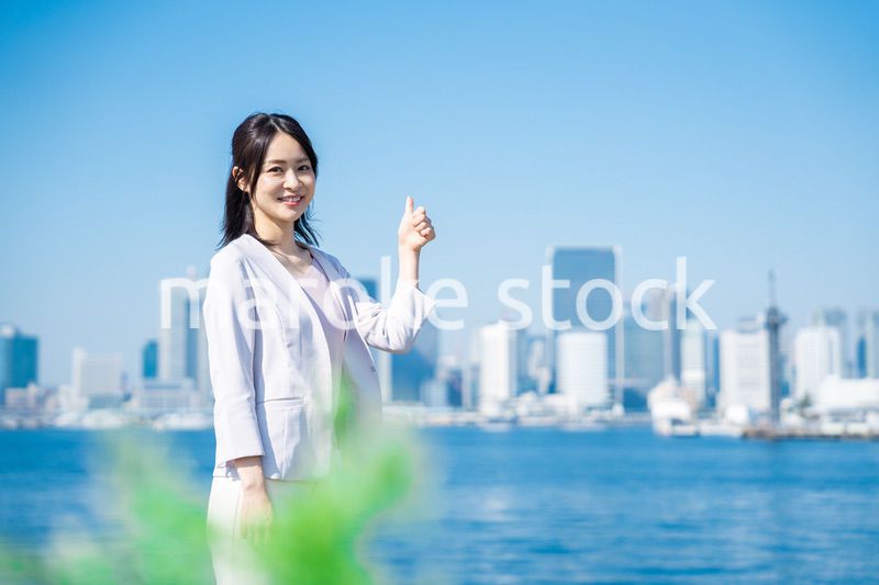 グッドサインをするビジネスウーマン