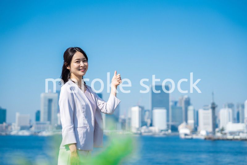 グッドサインをするビジネスウーマン
