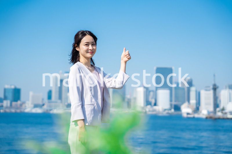 グッドサインをするビジネスウーマン