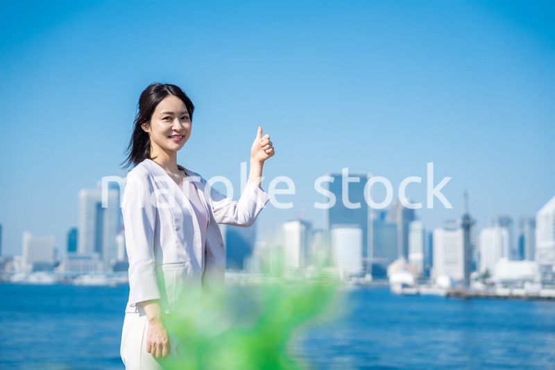 グッドサインをするビジネスウーマン