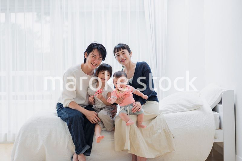 子どもたちと遊ぶファミリー