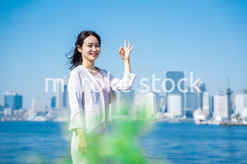 グッドサインをするビジネスウーマン