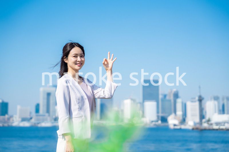 グッドサインをするビジネスウーマン
