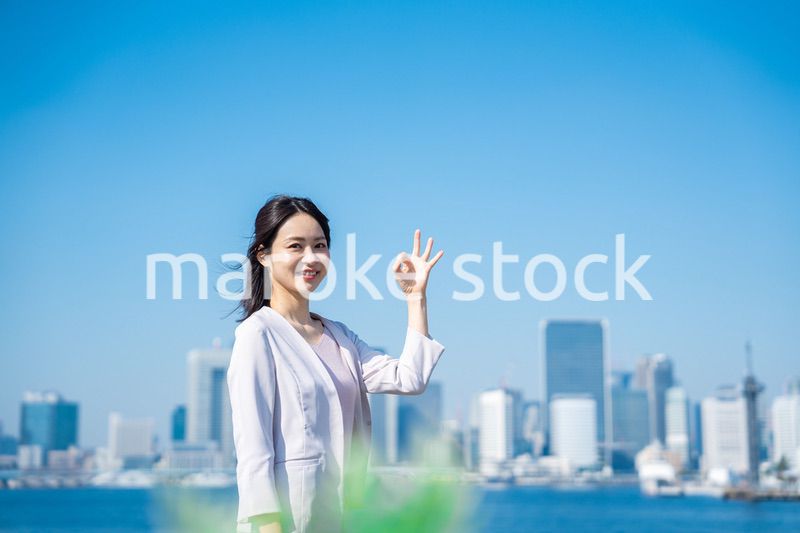 グッドサインをするビジネスウーマン