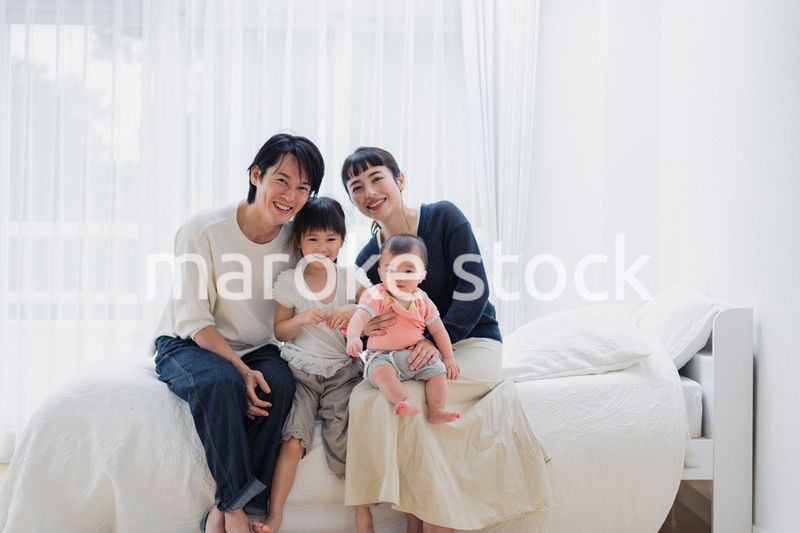 子どもたちと遊ぶファミリー