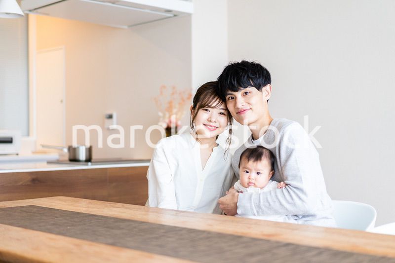 赤ちゃんのいる幸せな家族