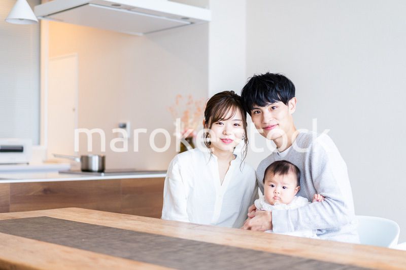 おうちで過ごす若いファミリー