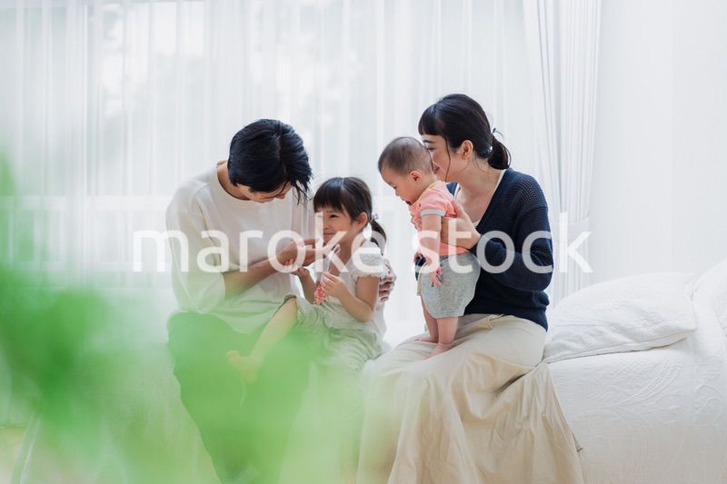 子どもたちと遊ぶファミリー