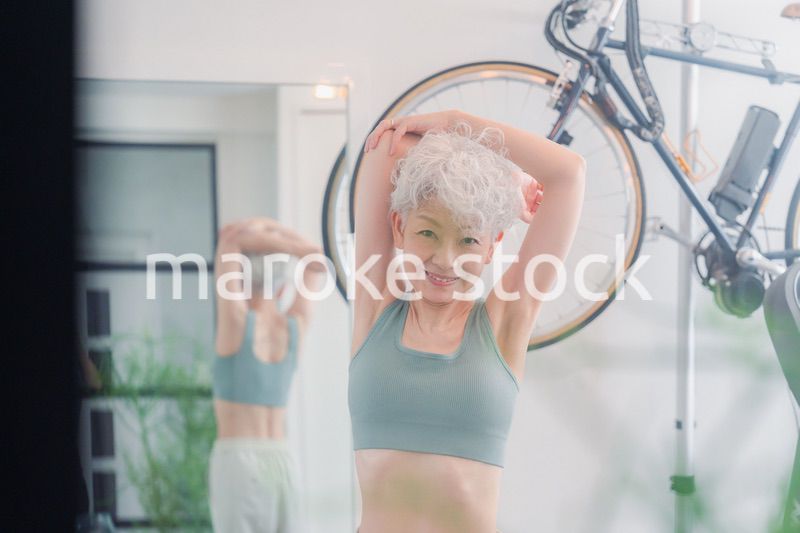 ジムで鍛えるシニアの女性