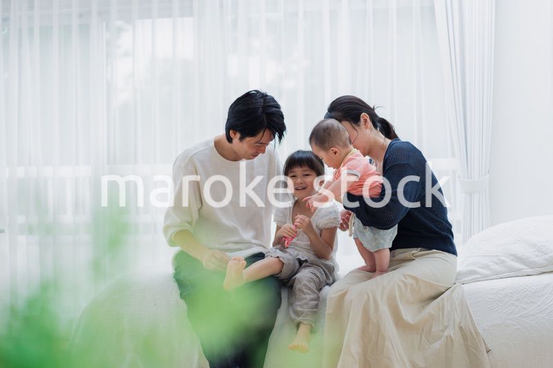 子どもたちと遊ぶファミリー