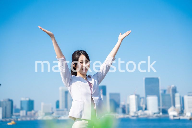 外を歩くビジネスウーマン