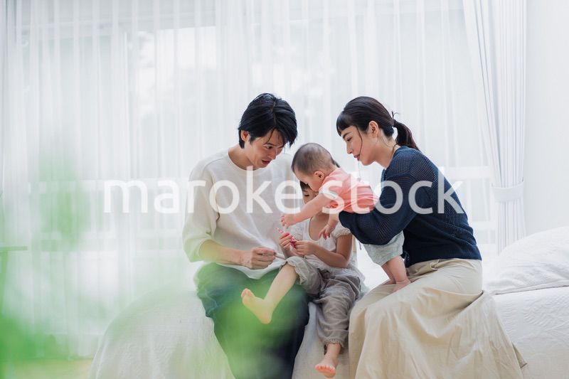 子どもたちと遊ぶファミリー