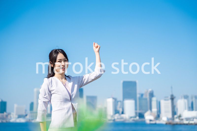 笑顔の若い女性政治家