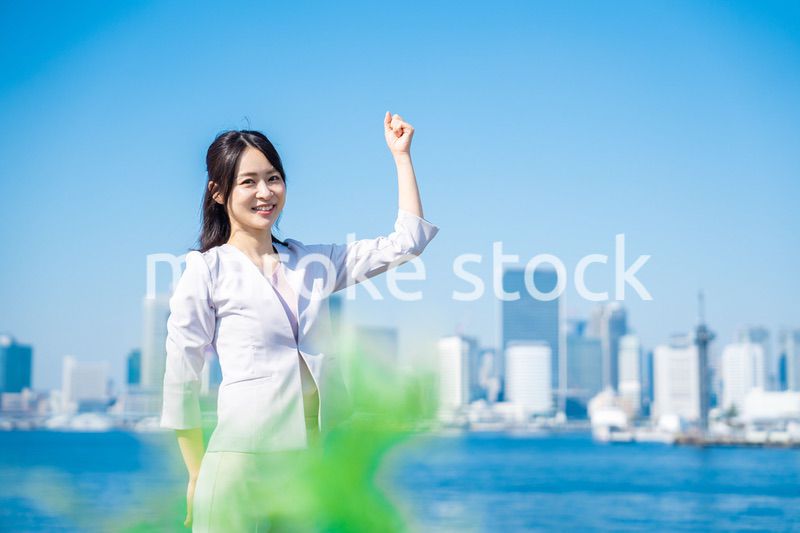 笑顔で外を歩くビジネスウーマン