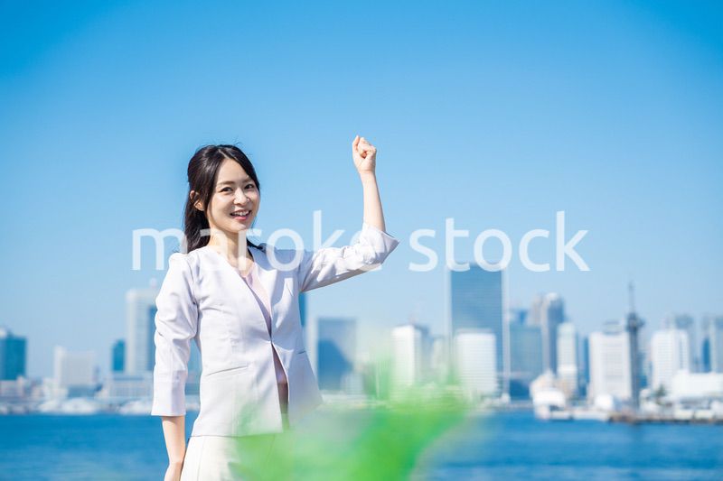 笑顔の若い女性政治家