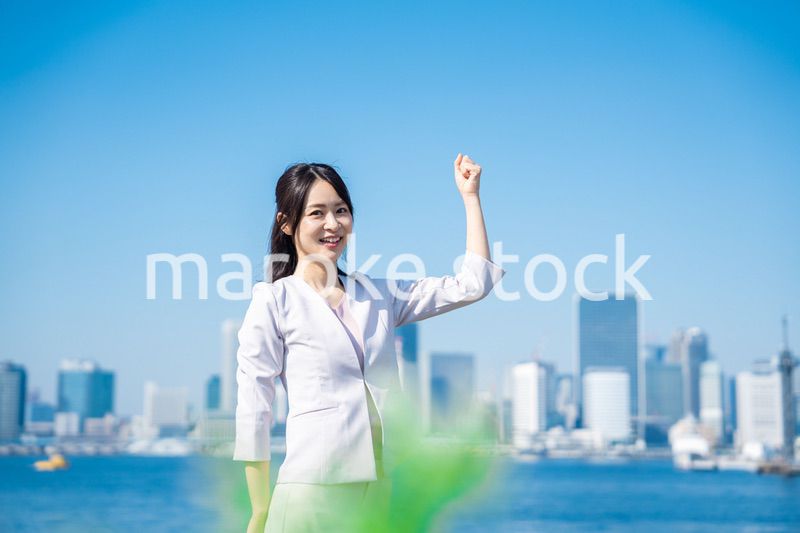 笑顔の若い女性政治家