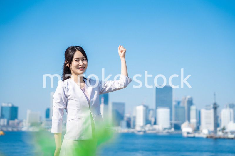 笑顔の若い女性政治家