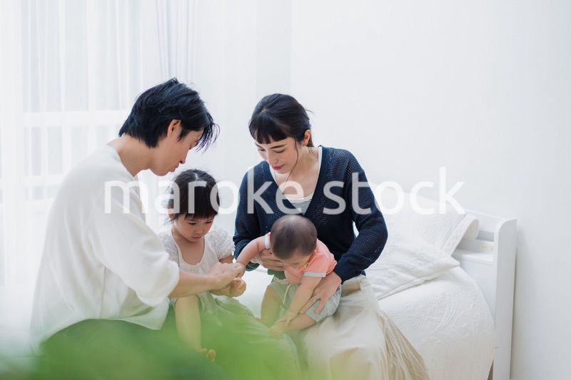 子どもたちと遊ぶファミリー