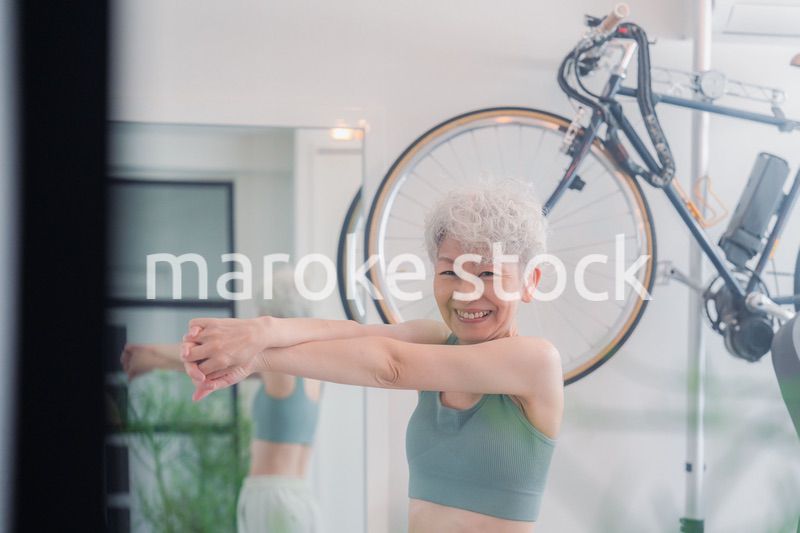 ジムで鍛えるシニアの女性