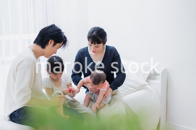 子どもたちと遊ぶファミリー