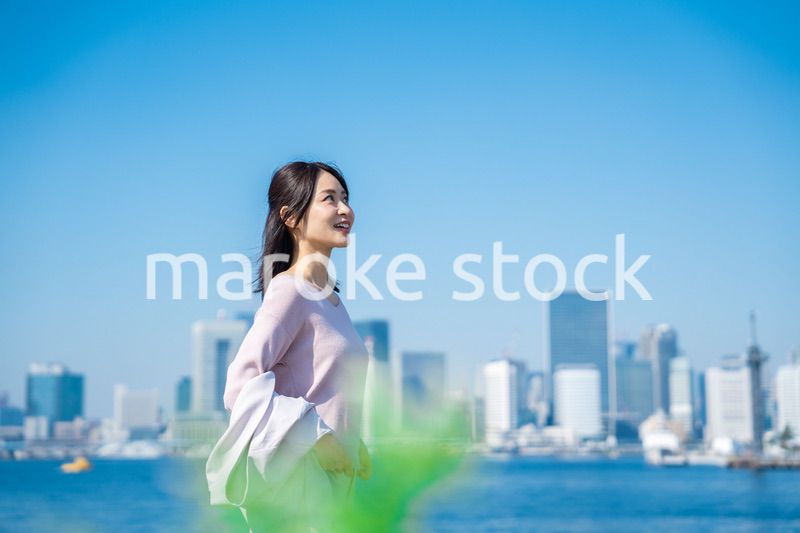 ジャケットを脱いで外を歩くビジネスウーマン