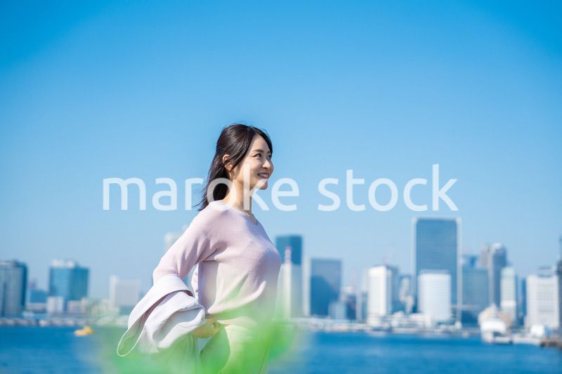 ジャケットを脱いで外を歩くビジネスウーマン