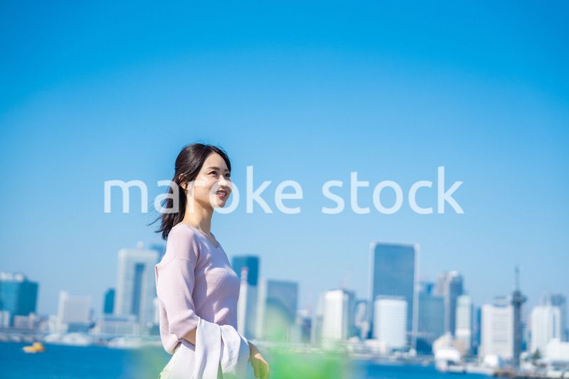 笑顔で外を歩くビジネスウーマン