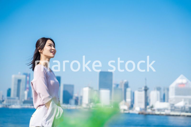 ジャケットを脱いで外を歩くビジネスウーマン