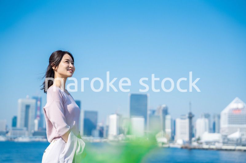 ジャケットを脱いで外を歩くビジネスウーマン